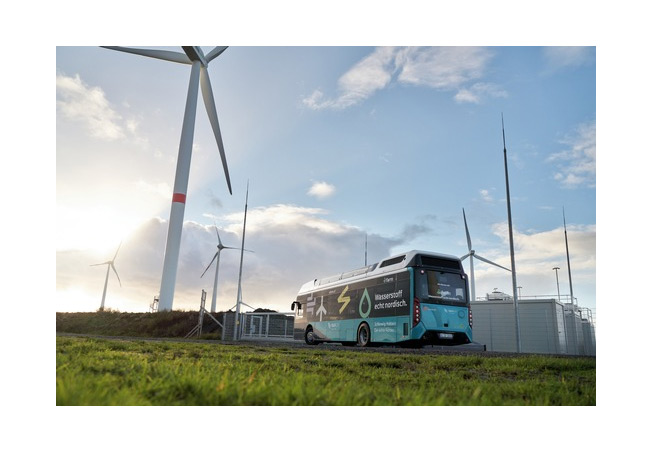 PB: Einer der Brennstoffzellenbusse vor der Produktionsanlage in Bosbüll. Hier wird aus Windkraft der Wasserstoff für den Antrieb gewonnen.