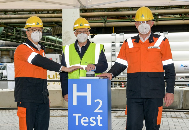 PB: Starteten symbolisch den Wasserstoffpiloten: Aurubis COO Heiko Arnold, 1. Bürgermeister Dr. Peter Tschentscher, Aurubis CEO Roland Harings (v.l.)