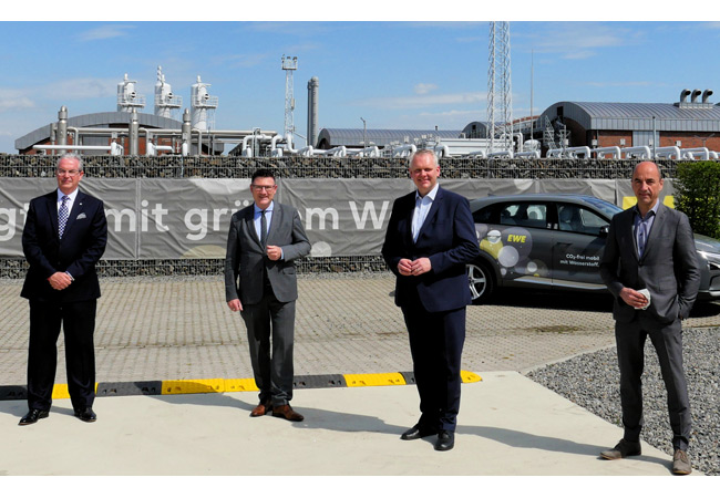 PB: Machten sich ein Bild vom geplanten Wasserstoffhub in Huntorf: Niedersachsens Wissenschaftsminister Björn Thümler (2. v. r.) und Dr. Stefan Kaufmann (2. v. l.), Innovationsbeauftragter „Grüner Wasserstoff“ beim Bundesministerium für Bildung und Forschung. Hier mit EWE Vorstandsvorsitzendem Stefan Dohler (r.) und Uniper-COO David Bryson