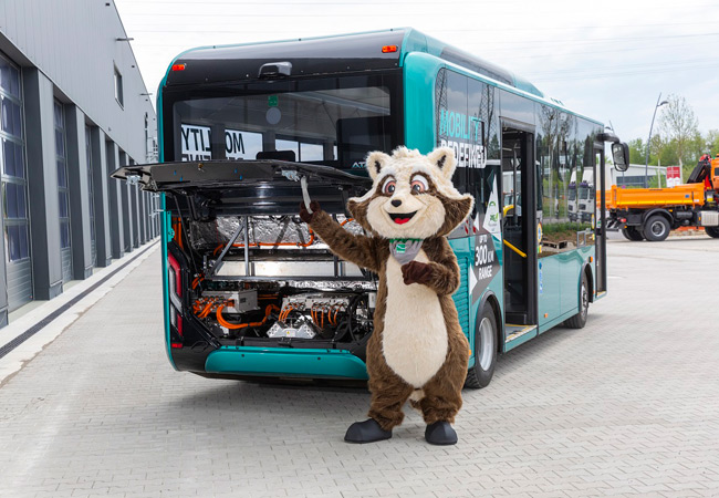 PB: Das Maskottchen Wilhelm mit dem neuen QUANTRON-Bus der Stadtwerke Weilheim