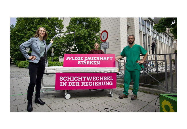 PB: Eva Lettenbauer, Katharina Schulze und Andreas Krahl protestieren vor der Bayerischen Staatskanzlei für bessere Pflegepolitik.