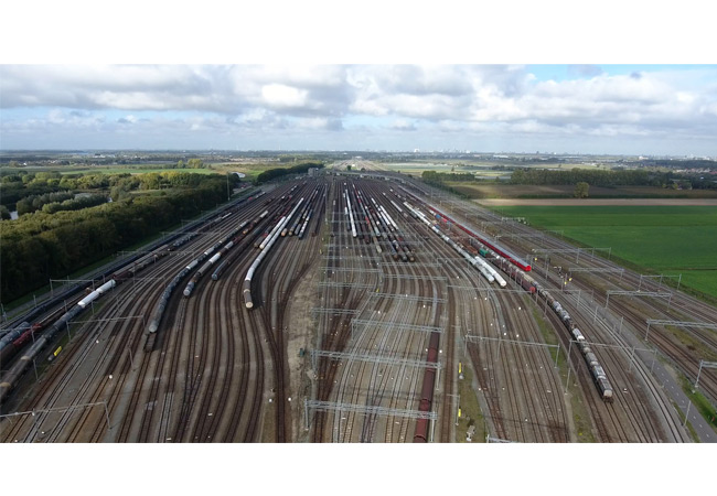 PB: Der südöstlich von Rotterdam gelegene Rangierbahnhof Kijfhoek erstreckt sich über eine Fläche von 50 Hektar und verfügt über 14 Einfahr-, 41 Sortier- und 12 Abstellgleise. 
