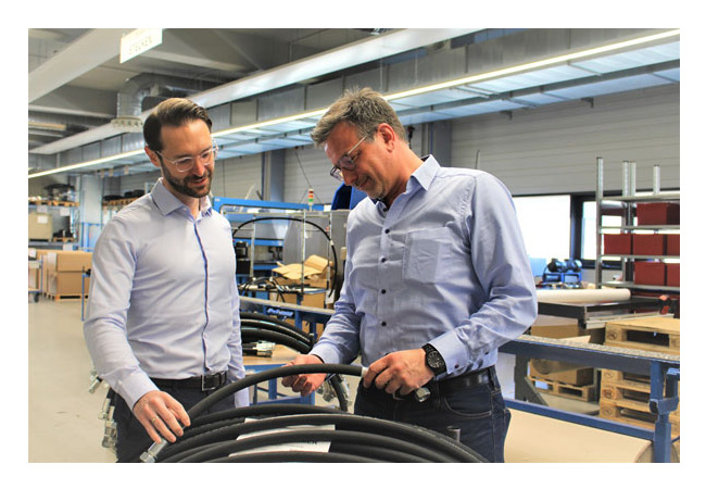 PB: Christian Rauh (links), Geschäftsführer der RAUH Hydraulik GmbH, mit Key Account Manager Andreas Laubsch in der Serienproduktion für konfektionierte Schläuche am Standort Trosdorf