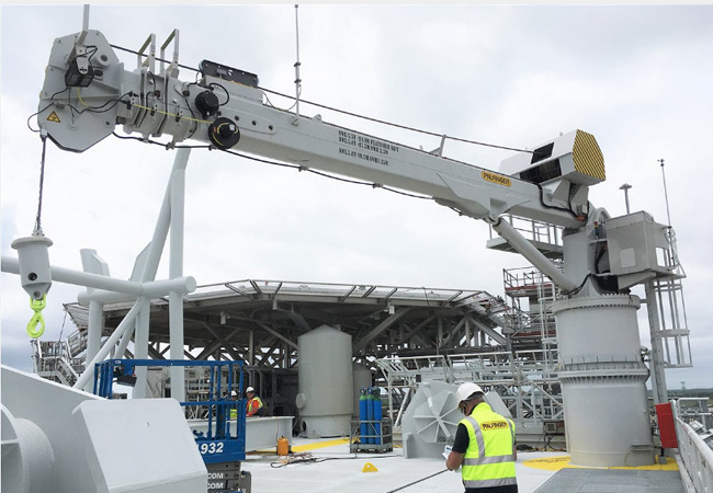 PB: Die Offshore Substations (OSS) der Greater Changhua 1 & 2a Parks werden mit zwei PTM1800 Teleskopkranen, die hier abgebildet sind, bestückt.