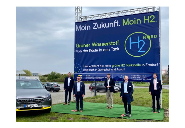 PB: Pionierarbeit in Emden. Im Bild die Stellvertreter der Gründungsunternehmen v.l.n.r.: Jens Rötteken (Terravent), André Steinau (GP JOULE), Tim Kruithoff (Oberbürgermeister Emden), Thomas Ehrlich (SCORE), Claas Mauritz Brons (Brons Gruppe)