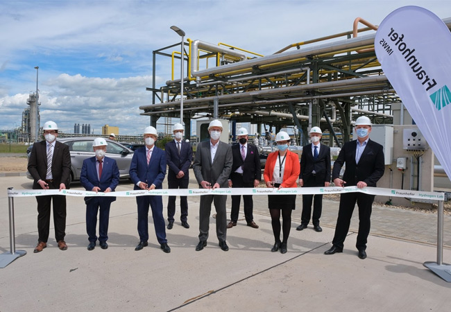 PB: Von links nach rechts: Gerd Unkelbach (Leiter Fraunhofer CBP) Prof. Dr. Matthias Petzold (Leiter Fraunhofer IMWS) Dr. Markus Wolperdinger (Leiter Fraunhofer IGB) Joachim Heider (Leiter Vertriebs-region Nordost, Linde Gas) Thomas Behrends (TOTAL Raffinerie Mitteldeutschland GmbH) Prof. Dr. Reimund Neugebauer (Präsident der Fraunhofer-Gesellschaft) Dr. Sylvia Schattauer (stv. Leiterin Fraunhofer IMWS) Prof. Dr. Thorsten Posselt (Leiter Fraunhofer IMW) Willi Frantz (Geschäftsführer TOTAL Raffinerie Mitteldeutschland). / © Fraunhofer IMWS / Michael Deutsch