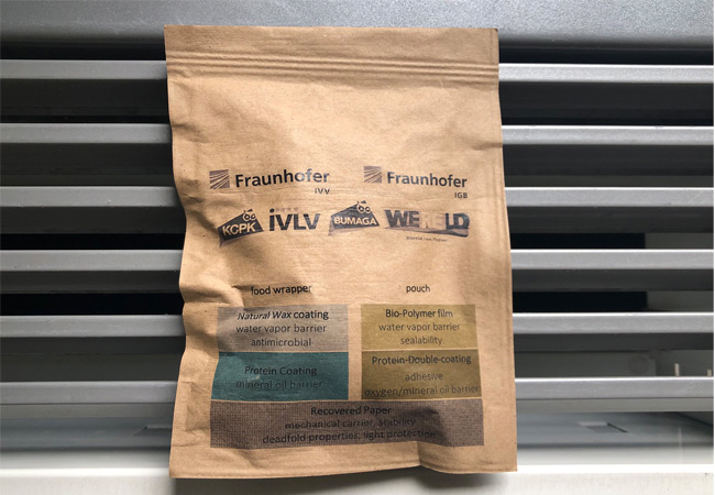 PB: Ein Siegelbeutel aus Papier mit der Beschichtung auf der Innenseite. Nach der Nutzung landet die Verpackung mit den bioaktiven Materialien in der Altpapiertonne. / © Fraunhofer