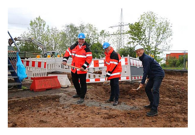 PB: Einsatz für die Versorgungssicherheit (v. li.): Jörg Höhler, Ralf Schodlok und Peter Lautz beim Spatenstich vor dem Umspannwerk an der K 659.