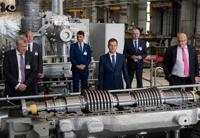 PB: Beim Besuch des Siemens Energy-Innovationscampus und der künftigen Baustelle des Wasserstofftestlabors: Dr. Jochen Eickholt, Mitglied des Vorstands von Siemens Energy, Prof. Welf-Guntram Drossel, geschäftsführender Institutsleiter des Fraunhofer IWU, Grzegorz Macko, stellvertretender Marschall der Woiwodschaft Niederschlesien, Sachsens Ministerpräsident Michael Kretschmer, Thomas Schmidt, Sächsischer Staatsminister für Regionalentwicklung und Bundeswirtschaftsminister Peter Altmaier (v.l.n.r.).