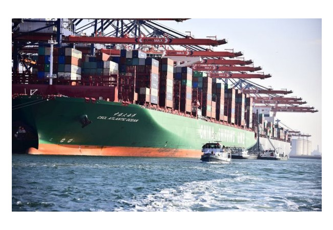 PB; Containerschip CSCL Atlantic Ocean aan kade bij Euromax