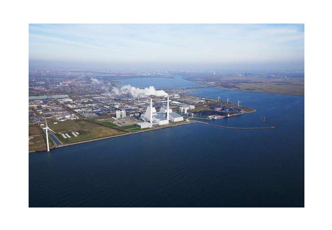 PB: Ørsted besitzt und betreibt das Kraftwerk Avedøre. Das Blockheizkraftwerk besteht aus zwei mit Holzpellets befeuerten Blöcken und einem mit Stroh befeuerten Block, die Strom in das dänische Stromnetz und Fernwärme in den Großraum Kopenhagen liefern. Ørsted und HOFOR haben vor kurzem eine Vereinbarung bekannt gegeben, dass Ørsted die Stromproduktion von HOFORs geplantem 250 MW Offshore-Windpark Aflandshage für Teile des Green Fuels for Denmark-Projekts abnehmen wird.
