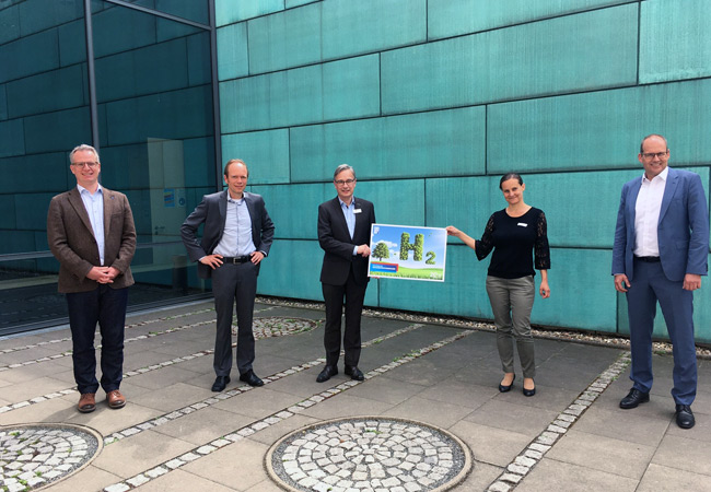 PB: Prof. Dr. Richard Hanke-Rauschenbach von der Leibniz Universität Hannover (von links), Prof. Dr. Lars-Oliver Gusig von der Hochschule Hannover, Gernot Hagemann von hannoverimpuls, Projektleiterin Tanja Göbler von der Region Hannover sowie Ulf-Birger Franz, Dezernent für Wirtschaft, Verkehr und Bildung der Region Hannover, wollen gemeinsam die Produktion und Nutzung von Wasserstoff vorantreiben / Foto: Region Hannover /Kreutz / Copyright: Region Hannover