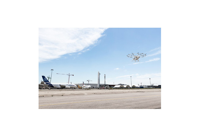 PB: Der Volocopter 2X flog eine 500 m lange Strecke mit einer Geschwindigkeit von bis zu 30 km/h und einer Höhe von 30 m entlang des Flugplatzes Le Bourget
