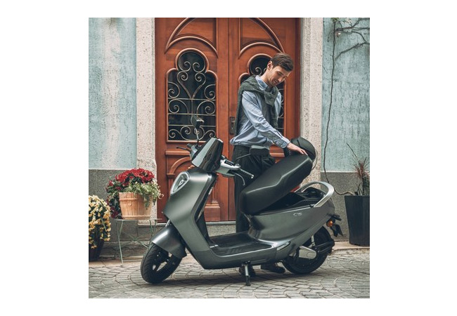 Der Yadea C1S ist mit seinem schlanken und raffinierten Design perfekt für umwelt- und designbewusste Reisende und eignet sich für Kurz- und Mittelstrecken im Nahbereich