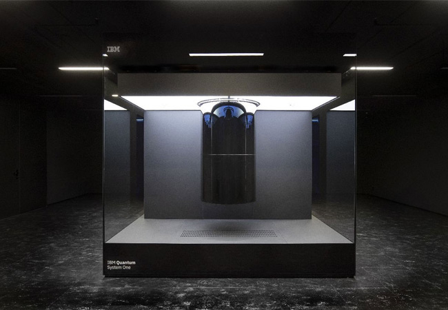 PB: Der IBM Quantum System One in Ehningen ist der bisher leistungsstärkste Quantencomputer in Europa, an dem Industrie und Forschungsorganisationen jetzt unter deutschem Recht anwendungsbezogene Quantensoftware entwickeln, testen und ihre Kompetenzen ausbauen können. / © IBM Research