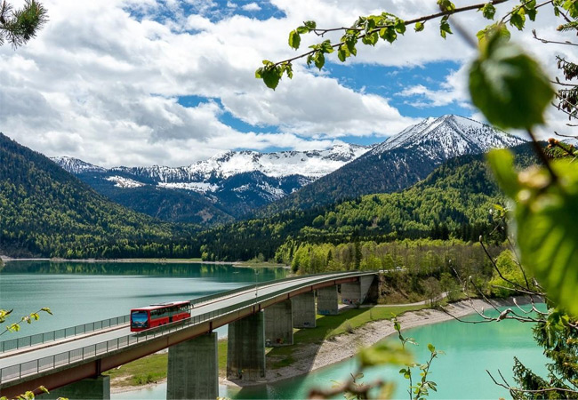PB: Der Bergbus am Sylvensteinspeicher auf dem Weg in die Eng. Foto: DAV/Tobias Hipp
