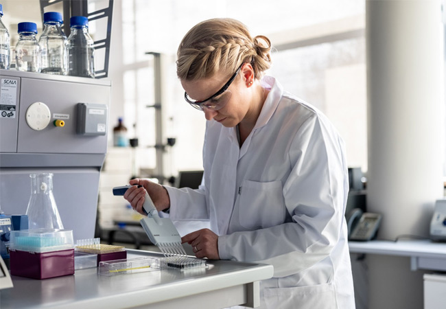 PB: Bestimmung der enzymatischen Aktivität eines biofunktionalisierten Kunststoffes. / © Fraunhofer IAP