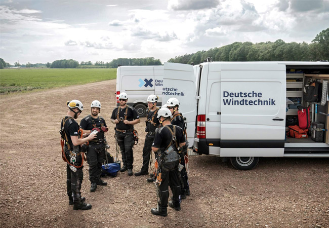 PB: Serviceteams der Deutschen Windtechnik im Einsatz - Über 7.000 Windenergieanlagen werden europaweit von ca. 1.900 Mitarbeitern im Rahmen von festen Wartungsverträgen betreut / © Deutsche Windtechnik