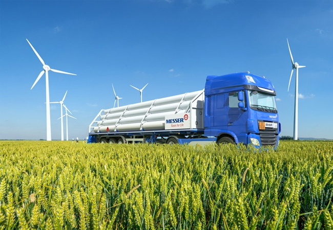 PB: Messer will nicht nur den eigenen CO2-Fußabruck minimieren, sondern durch die Wirkung seiner Gasanwendungen, mit einer effizienten Gaseversorgung oder durch den Einsatz von grünem Wasserstoff will der Industriegasespezialist auch die Produktionsabläufe der Kundschaft effizienter und umweltschonender machen. / Bildrechte:Messer Group / Getty ImagesFotograf:pidjoe