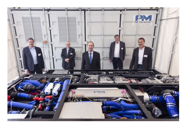 PB: Die geschäftsführenden Proton Motor-Manager mit Minister Aiwanger (M.) vor neuem Multistack-System (© Proton Motor)