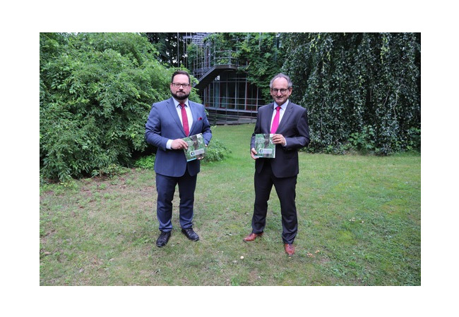 PB: „Trotz des wegen der Corona-Pandemie wirtschaftlich herausfordernden Umfeldes befindet sich die DBU in einer finanziell guten Situation und ist bisher wirtschaftlich unbeschadet durch die Krise gekommen“, sagt DBU-Generalsekretär Alexander Bonde (l.), der sich zusammen mit DBU-Finanzchef Michael Dittrich über den weiteren Ausbau des Engagements in nachhaltige Investments freut. © Kerstin Heemann/DBU
