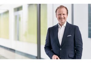 PB: FRANK ZIMMERMANN CEO Diplom-Kaufmann Frank Zimmermann ist seit 2017 bei der H-TEC SYSTEMS GmbH und war vorher in leitenden Funktionen namhafter Technologiekonzerne tätig. Als kaufmännischer Geschäftsführer (CEO) verantwortet er die Bereiche Finanzen, Marketing, Vertrieb und Personal. Er verfügt über langjährige Erfahrung in der Unternehmensfinanzierung und der Durchführung von Unternehmenstransaktionen. Frank Zimmermann bringt große Expertise im Kontext von M&A sowie einschlägiges Know-how im Bereich Strategie und Change-Management mit.