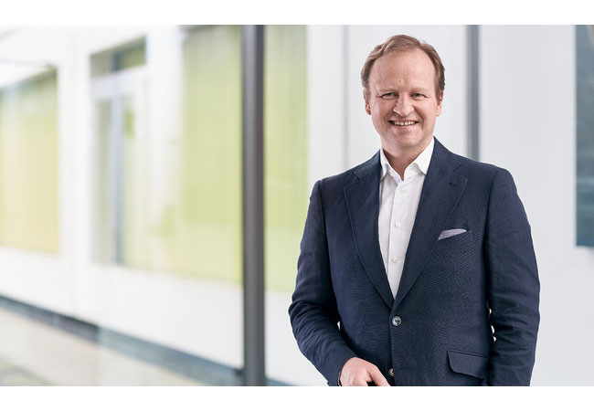 PB: FRANK ZIMMERMANN CEO Diplom-Kaufmann Frank Zimmermann ist seit 2017 bei der H-TEC SYSTEMS GmbH und war vorher in leitenden Funktionen namhafter Technologiekonzerne tätig. Als kaufmännischer Geschäftsführer (CEO) verantwortet er die Bereiche Finanzen, Marketing, Vertrieb und Personal. Er verfügt über langjährige Erfahrung in der Unternehmensfinanzierung und der Durchführung von Unternehmenstransaktionen. Frank Zimmermann bringt große Expertise im Kontext von M&A sowie einschlägiges Know-how im Bereich Strategie und Change-Management mit.