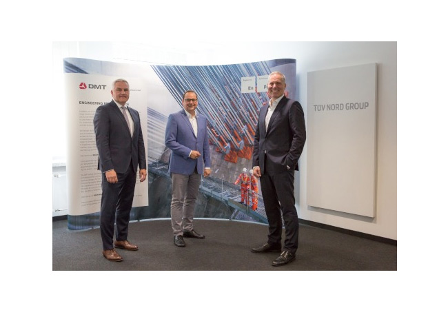 PB: Oberbürgermeister*innen Kufen, Mitte, mit DMT-CEO Maik Tiedemann, links, und EWG-Geschäftsführer*innen Boschem. Foto EWG/Claudia Anders