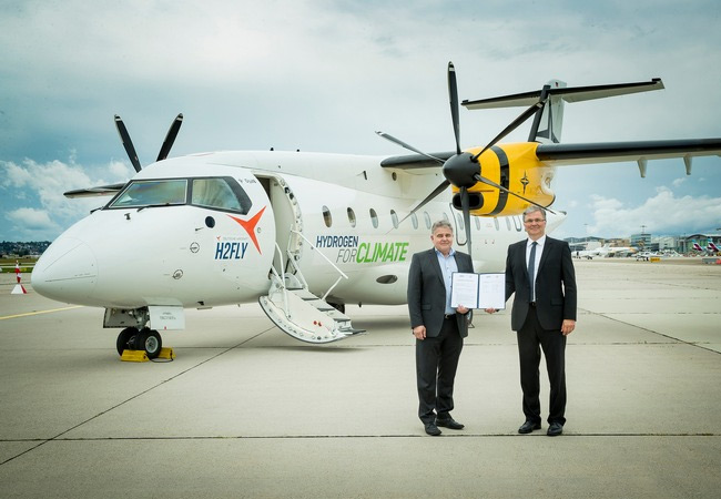 PB: H2FLY, ein deutsches Startup, das Wasserstoff-Brennstoffzellensysteme für Flugzeuge entwickelt, und die Deutsche Aircraft, ein neuer deutscher Flugzeughersteller, der den Klimawandel in den Mittelpunkt seiner Design-Philosophie stellt, haben heute eine Absichtserklärung unterzeichnet, um gemeinsam an der Erforschung und Entwicklung der Wasserstoff-Brennstoffzellentechnologie für kommerzielle Regionalflugzeuge zu arbeiten. (Bild: Vertragsunterzeichnung am Flughafen Stuttgart, v.l.n.r.: Martin Nüßeler, CTO der Deutschen Aircraft, Prof. Dr. Josef Kallo, Mitbegründer und CEO von H2FLY) / H2FLY GmbHFotograf:maks richter fotograf stuttgart