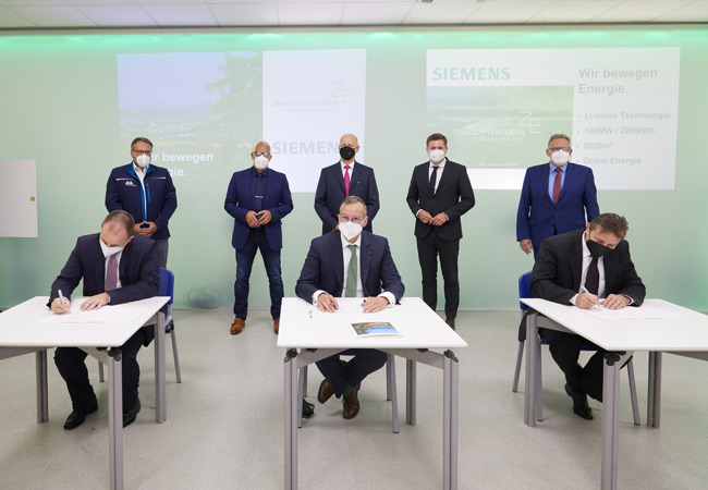 PB: Unterzeichnung der Absichtserklärung mit (vorne v.l.) Andreas Schmuderer, Siemens, Marco Krasser, SWW; Bernd Koch, Siemens. Im Hintergrund v.l. Markus Brand, Vorstand Kommunalunternehmen Marktredwitz, Stefan Göcking, Bürgermeister Arzberg, Siemens Finanzvorstand Prof. Dr. Ralf Thomas, Nicolas Lahovnik, Bürgermeister Wunsiedel und Thomas Schwarz, Bürgermeister Kirchlamitz.