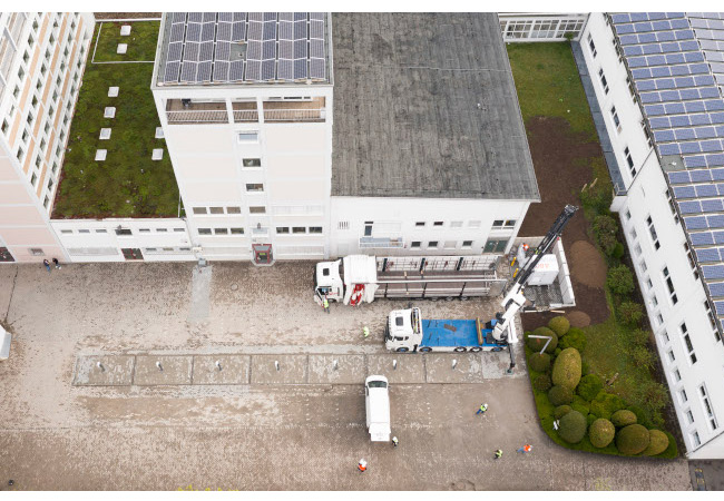 PB: Am Firmensitz in Wiesbaden belegte ABO Wind die Dachflächen dreier Gebäude mit Photovoltaik-Modulen und errichtete sieben Ladestationen mit je zwei Ladepunkten für den eigenen Fuhrpark