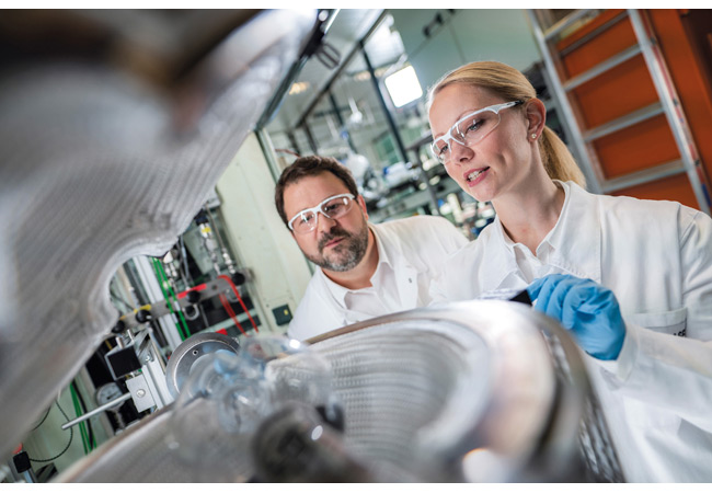PB: Batterierecycling schließt Kreislauf bei Elektromobilität. Im Recyclingprozess entsteht die sogenannte „Schwarze Masse“, die von Laborant Stefan Schleicher (links) und Chemikerin Dr. Birgit Gerke (rechts) aufgearbeitet wird.