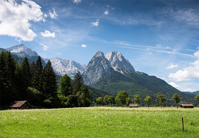 PB: Hier könnte ein Windrad stehen. In schönen Landschaften, wie hier im Alpenvorland, ist der Widerstand gegen Windräder meist besonders präsent. (Foto: Markus Breig, KIT)