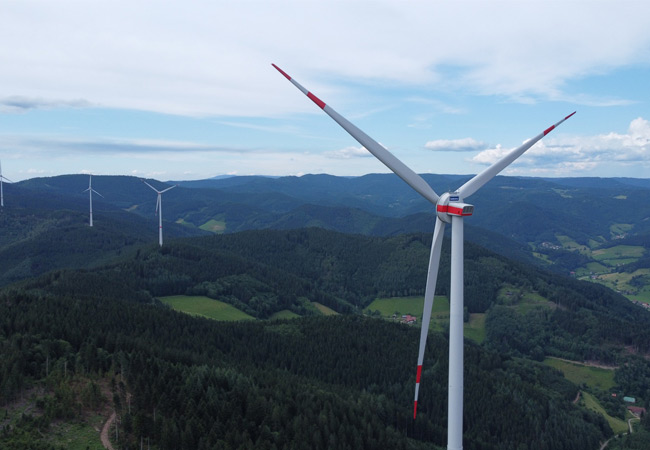 PB: Die vier Windkraftanlagen der Firma Enercon, die badenovaWÄRMEPLUS 2020/21 errichtet hat, stehen im Naturpark Schwarzwald Mitte/Nord auf der Gemarkung von Oberwolfach und Hausach auf zirka 650 Metern Höhe.