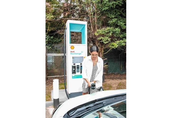 Erst Ende Juni wurden diese beiden Schnellladesäulen in der Jüthorn-strasse in Hamburg durch das Team von ADLER Smart Solutions in Betrieb genommen. Die beiden Ladesäulen mit einer Leistung von 175 kW und jeweils 2 Ladepunkten können nun rund um die Uhr genutzt werden, um Elektroautos innerhalb von nur 20 Minuten vollständig aufzuladen. (Fotograf: Pablo Vidal, Hamburg) CopyrightAdler Smart Solutions