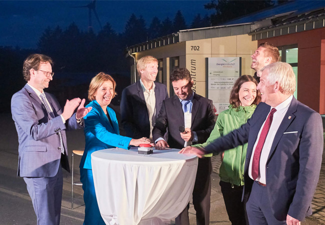 PB: Moment der Inbetriebnahme des BNK-Systems um 22.23 Uhr. Von links nach rechts zu sehen: - Hackethal, Bürgermeister*innen Gemeinde Morbach - Dreyer, Ministerpräsident*innen von Rheinland-Pfalz - Dr. Jörn Parplies, Leiter Projektentwicklung wiwi consult - Michael Böhm, Geschäftsführer wiwi consult - Spiegel, stellvertretende Ministerpräsident*innen und Klimaschutzminister*innen von Rheinland-Pfalz - Klatt, Geschäftsführer*innen Lanthan Safe Sky - Wächter, Bürgermeister*innen Verbandsgemeinde Bernkastel-Kues © wiwi consult GmbH & Co. KG