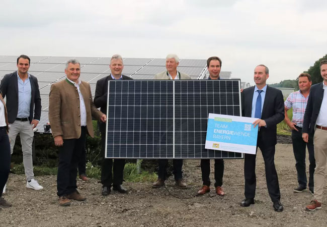 PB: Wirtschaftsminister*innen Aiwanger besucht Bayerns größte PV-Anlage in Berg im Gau