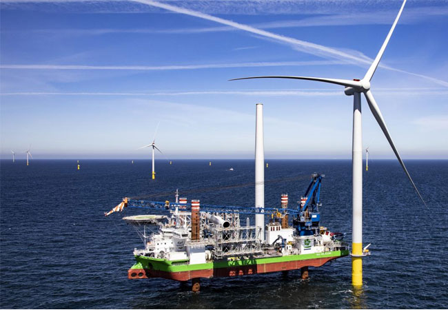 PB: Das Installationsschiff „Sea Installer“ von DEME Offshore erhält einen 1.600t-Kran / © DEME