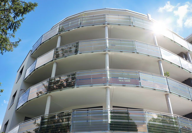 PB: Glasbalustraden mit integrierter grüntransparenter OPV zur Energieerzeugung für das Gebäude in Stuttgart Möhringen Copyright: ©ARMOR ASCA
