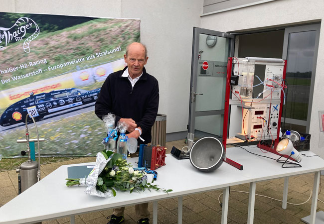 PB: Prof. Dr. Jochen Lehmann von der Hochschule Stralsund erklärte am Stand des IRES beim Sommerempfang des Landkreises Fortschritte der Wasserstofftechnologien. / Copyright: Prof. Dr. Jochen Lehmann von der Hochschule Stralsund erklärte am Stand des IRES beim Sommerempfang des Landkreises Fortschritte der Wasserstofftechnologien.