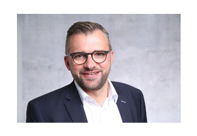 PB: Maiko Dufner, einer der Gründer & Geschäftsführer der PAUL GmbH: „Durch Forschergeist und Innovationskraft gelang es uns mit PAUL neben der Hygiene bis zu 25 Prozent Energiespareffekte nachzuweisen. In nur drei Jahren wurde eine Vision zur Realität und PAUL zum CO2-Sparer par excellence.“