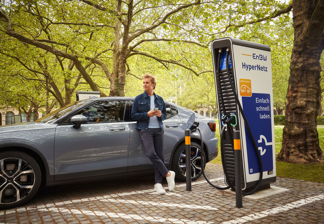 PB: Schnell und einfach das E-Auto laden - Nico Rosberg zeigt, wie's geht und die EnBW macht's möglich. (Quelle EnBW, Fotograf David Daub)