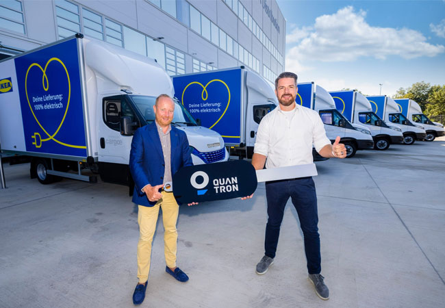 PB: Andreas Haller, Gründer und Vorstand der Quantron AG (links), übergibt einen symbolischen Schlüssel für die gelieferten Fahrzeuge an Claes Lindgren, Country Customer Fulfillment Manager IKEA Österreich (rechts)