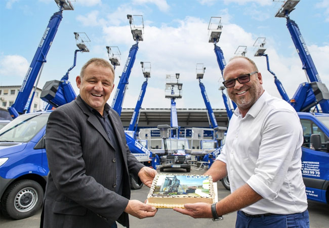 PB: Unser Verkäufer Bernd Wiesmann überreichte die Arbeitsbühnen vor kurzem mit einer individuellen BEYER-Mietservice Torte als Präsent.