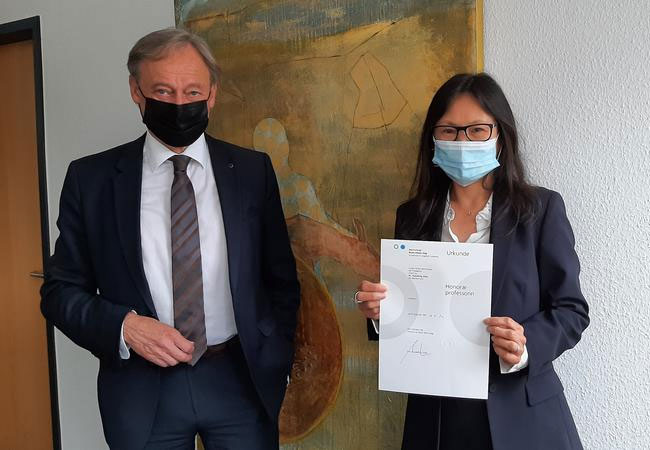 PB: Dr. Shen Xiaomeng mit Hochschulpräsident Hartmut Ihne / © Hochschule Bonn-Rhein-Sieg