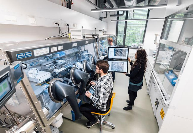 PB: Wasserstoff bietet viele Ansatzpunkte zu Forschungsthemen des Kooperationsnetzwerks SmartPro. Feststoffbatterien untersucht hier das Team um Dr. Pinar Kaya vom Institut für Materialforschung IMFAA der Hochschule Aalen. Jan Walford Hochschule Aalen