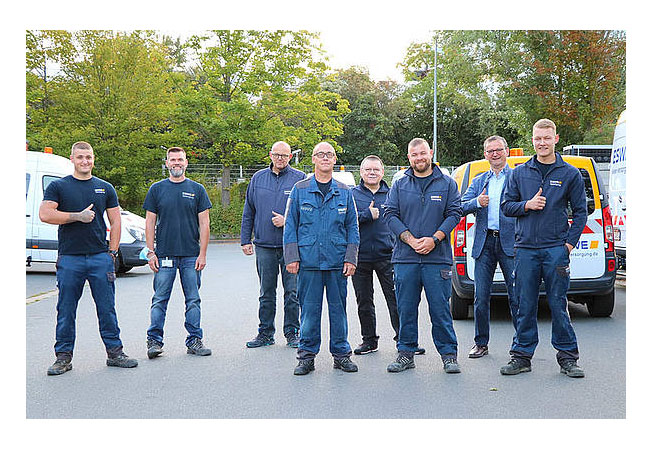 PB: Das Technik-Team von ESWE Versorgung mit Hauptabteilungsleiter Jürgen Pilz (2. v. r.) und Meister Sascha Trübenbach (2. v. l.) kurz vor der Abfahrt der Hilfsmannschaft nach Bad Neuenahr
