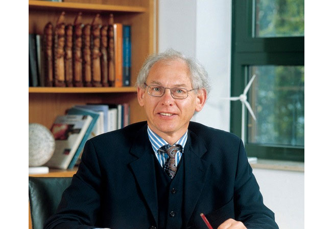 PB: Genialer Ingenieur mit Weitsicht und Wagemut: Im Alter von 69 Jahren ist Windkraft-Pionier Aloys Wobben verstorben. Der Gründer des Windenergieanlagenbauers Enercon war beseelt von einem Lebensmotto: Mit seinen Fähigkeiten zum Erhalt der Schöpfung beizutragen, damit der Planet bewohnbar bleibt. / © Deutsche Bundesstiftung Umwelt 