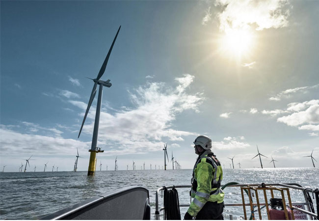 PB: Gerade bei Offshore-Anlagen sind die Kosten für Serviceeinsätze und Stillstandszeiten sehr hoch. Durch den Einsatz unserer Condition Monitoring Systeme ist die Wartung besser planbar und damit können Betriebszeiten und der Ertrag einer Anlage maximiert werden. / © Bachmann electronic GmbH