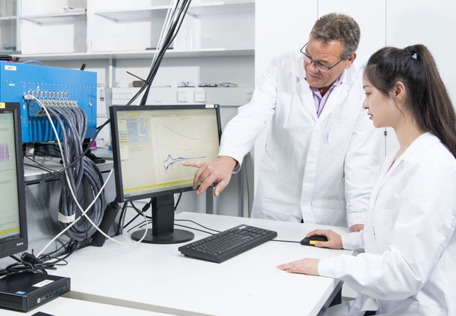 PB: Mit einer vielversprechenden Kombination aus Kathode und Elektrolyt wollen die Forscherinnen und Forscher des HIU eine sehr hohe Energiedichte möglich machen. (Foto: Amadeus Bramsiepe, KIT)